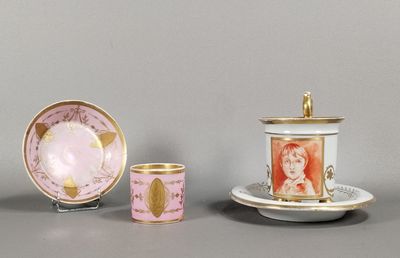 deux tasses et une soucoupe ornées d'un motif