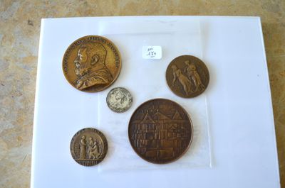 cinq pièces différentes exposées sur une assiette blanche