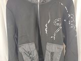 sweat à capuche gris avec un motif blanc et noir sur le devant de la capuche