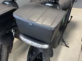 deux scooters garés l'un à côté de l'autre