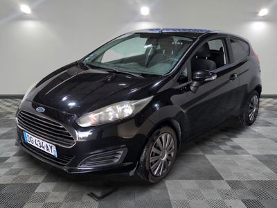 La Ford Fiesta noire est garée dans une grande pièce.