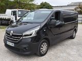 une camionnette noire garée dans un parking