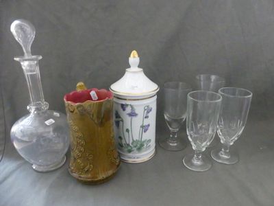 un ensemble de verres et un vase posés sur une table