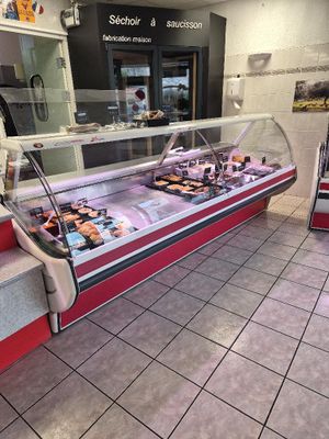une vitrine contenant toute une gamme de pâtisseries