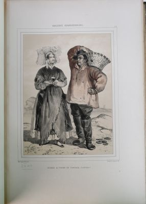 une photo d'un homme et d'une femme debout devant un livre