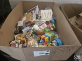 une boîte en carton remplie de jouets et de jouets à vendre