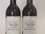deux bouteilles de vin posées l'une à côté de l'autre sur une table