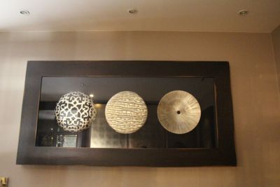 une photo d'une photo représentant trois objets décoratifs accrochés au mur