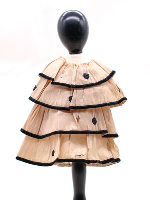 un mannequin vêtu d'une robe, posé sur un socle
