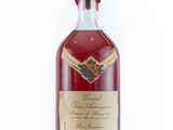 une bouteille de vin rouge posée sur une surface blanche