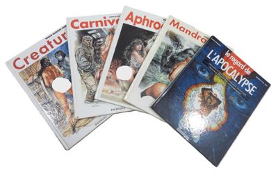 quatre livres posés sur une surface blanche, sur fond blanc