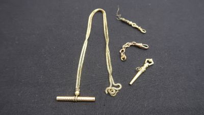 un gros plan sur un collier et une clé posés sur une table