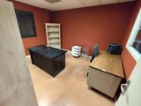 une pièce dans laquelle se trouvent un bureau et une chaise