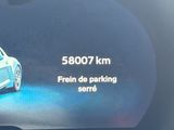 une image représentant le tableau de bord d'une voiture avec un écran numérique
