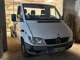 une camionnette blanche garée dans un garage