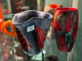 une vitrine en verre sur laquelle sont posés deux vases