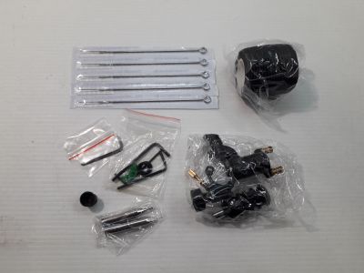 le contenu d'un kit de tatouage est disposé sur la table