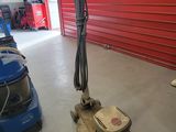 Le sol est propre et prêt à être utilisé dans le garage