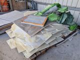 de nombreuses pièces de bois sur une palette dans un garage