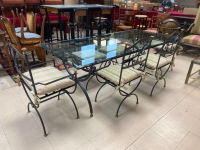 RUGIANO, ITALIE. Salle-à-manger en acier noir et doré compre…