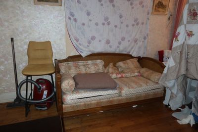 un lit qui se trouve dans un coin de la pièce