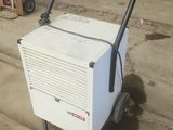 une petite machine blanche posée par terre