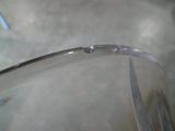vue rapprochée d'un vase en verre transparent sur lequel se trouve une goutte d'eau