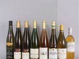 plusieurs bouteilles de vin sont alignées sur une table