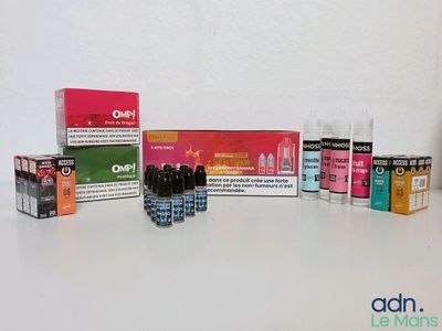 une grande variété de saveurs de e-liquides sur la table