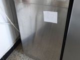 un lave-vaisselle argenté posé dans un coin de la cuisine