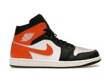 un gros plan sur une paire de baskets sur fond blanc