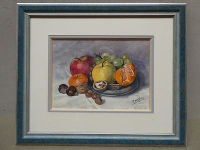 une peinture représentant une coupe de fruits sur une table