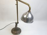 l'image d'une lampe posée sur une table