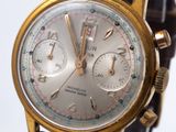 gros plan d'une montre-bracelet avec un bracelet en cuir marron