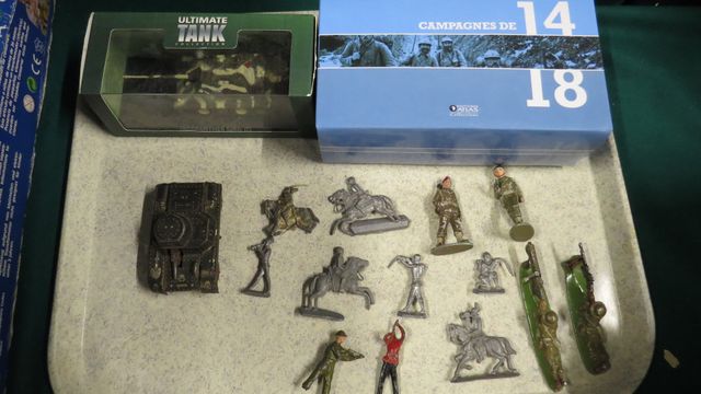 Lot de soldats, tanks de la marque ULTIMATE TANK et ATLAS. Joint ...