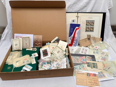 une boîte remplie de timbres et de cartes postales posée sur une table