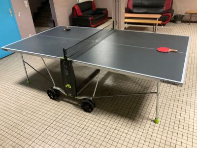 une table de ping-pong au milieu du salon