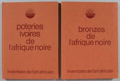 deux livres posés sur une table, sur fond blanc