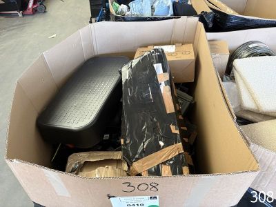 une boîte en carton remplie d'un tas d'objets