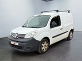 La camionnette blanche est garée dans une grande pièce au sol noir.
