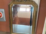 un miroir posé sur le sol devant un mur