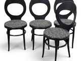 trois chaises noires dont l'assise et le dossier sont à motifs