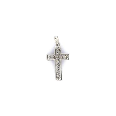 un gros plan d'une croix argentée sur fond blanc