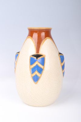 un petit vase orné d'un motif bleu et blanc