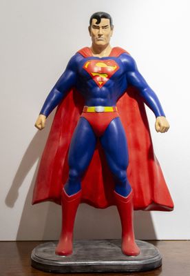 une statue représentant un homme vêtu d'un costume de Superman