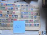 une pile de timbres posée sur une table, avec une étiquette de prix dessus