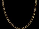 un collier à chaîne en or avec un maillon allongé sur fond noir