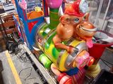un petit train miniature posé au milieu d'une pièce