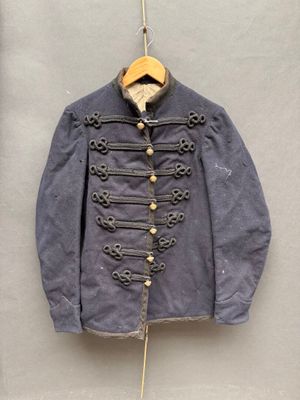 une photo d'une veste militaire accrochée à un mur