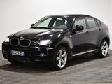 une photo d'un SUV BMW noir garé sur un sol à damier